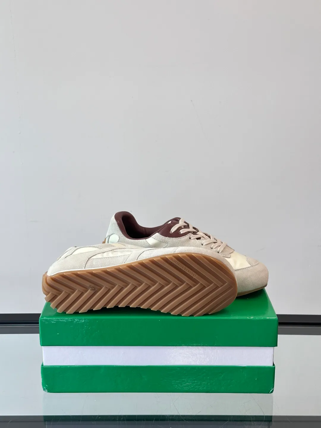 p600 "Bv" new orbit👫 casual sneakers for couples, the retro style of the millennium is so handsome, a super cool fashion item, the most important thing is that it feels incomparably comfortable on the feet, and the design style is also perfect. It will definitely be the one you wear most in daily life, original development, high quality presentation! Size: 35-45 (men’s size 38.45 customized)
